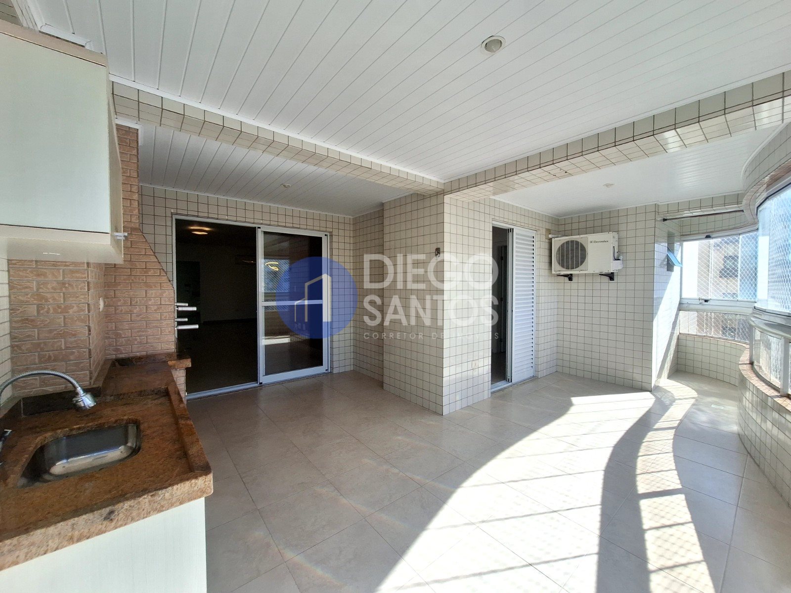 Alto Padrão no Canto do Forte: 157m², 3 Suítes, 2 Vagas a 100m da Praia