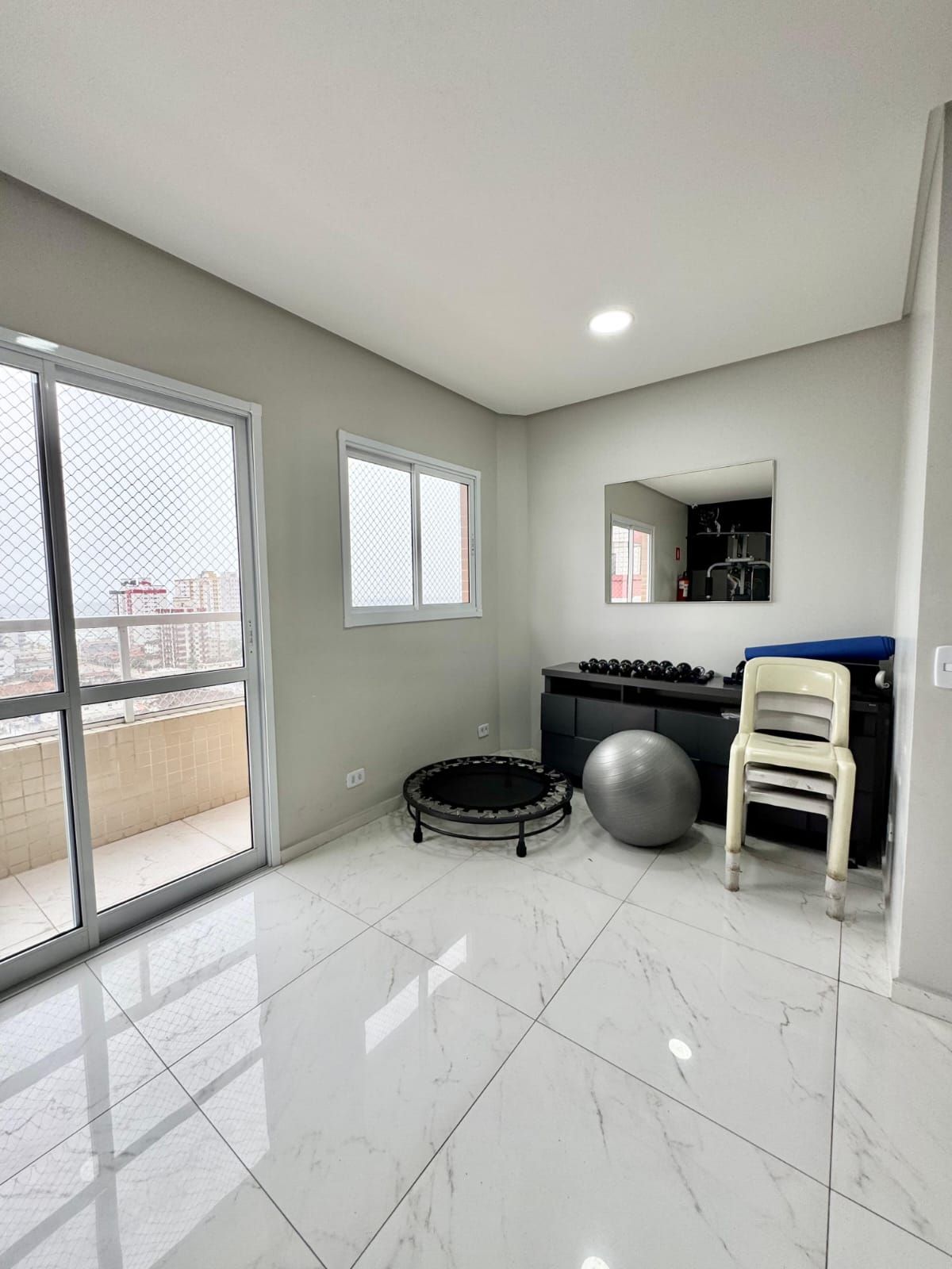 Apartamento Mobiliado e Decorado 02 Dormitórios 01 Suíte, 78m2 Área Útil 02 Vaga – Bairro Ocian