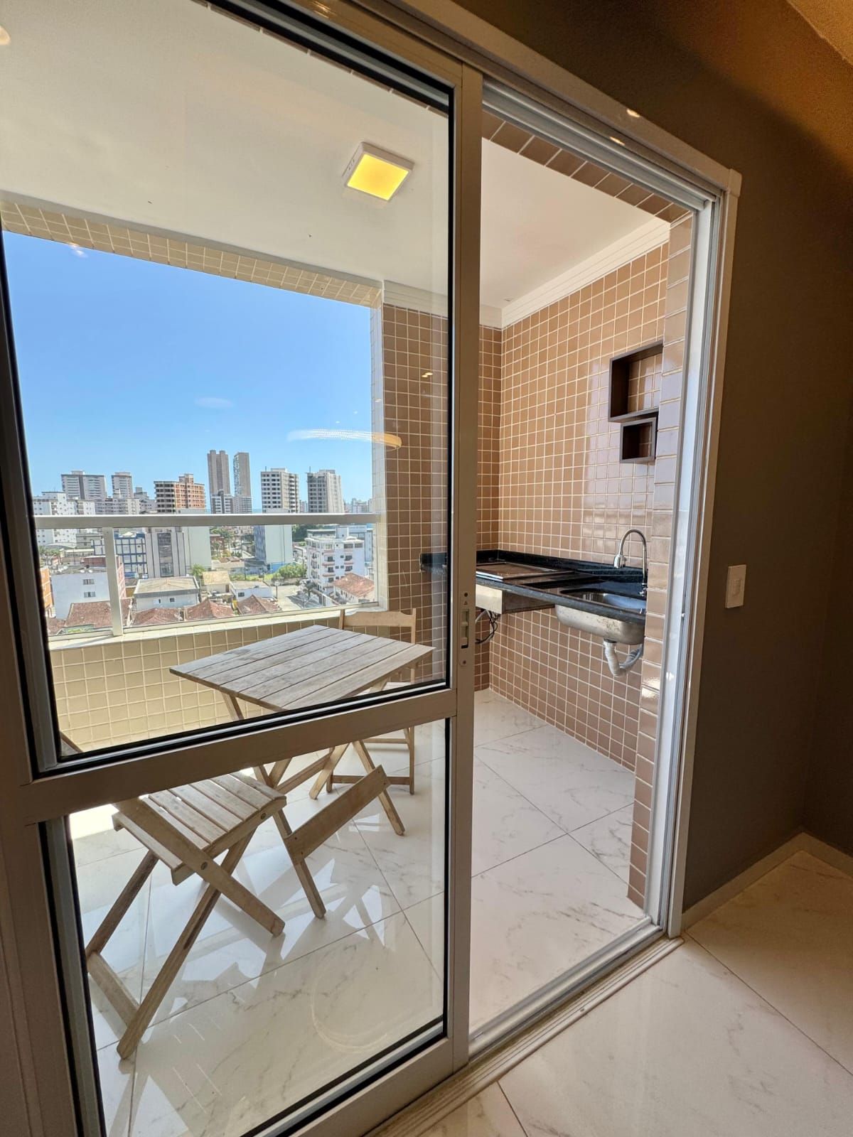 Apartamento Mobiliado e Decorado 02 Dormitórios 01 Suíte, 78m2 Área Útil 02 Vaga – Bairro Ocian