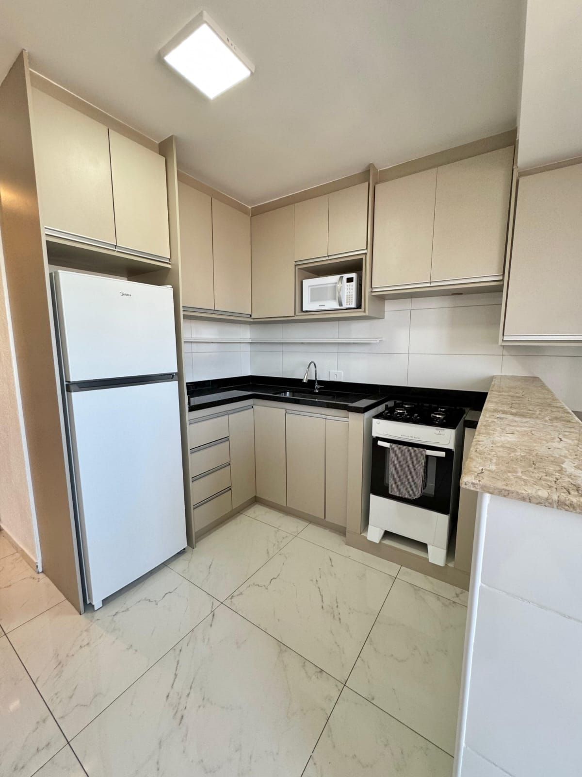 Apartamento Mobiliado e Decorado 02 Dormitórios 01 Suíte, 78m2 Área Útil 02 Vaga – Bairro Ocian