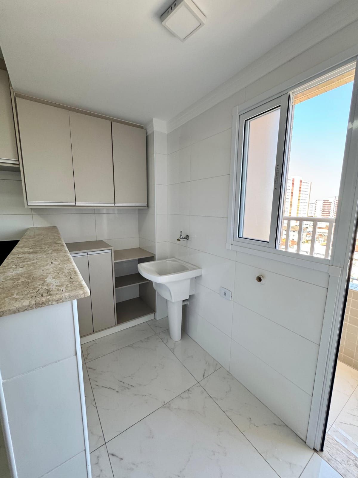 Apartamento Mobiliado e Decorado 02 Dormitórios 01 Suíte, 78m2 Área Útil 02 Vaga – Bairro Ocian