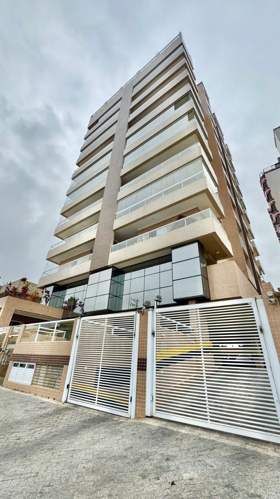 Apartamento Mobiliado e Decorado 02 Dormitórios 01 Suíte, 78m2 Área Útil 02 Vaga – Bairro Ocian