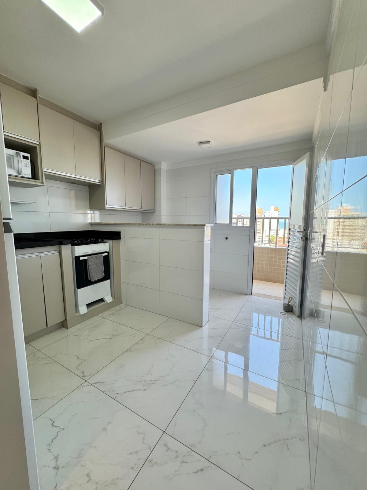 Apartamento Mobiliado e Decorado 02 Dormitórios 01 Suíte, 78m2 Área Útil 02 Vaga – Bairro Ocian