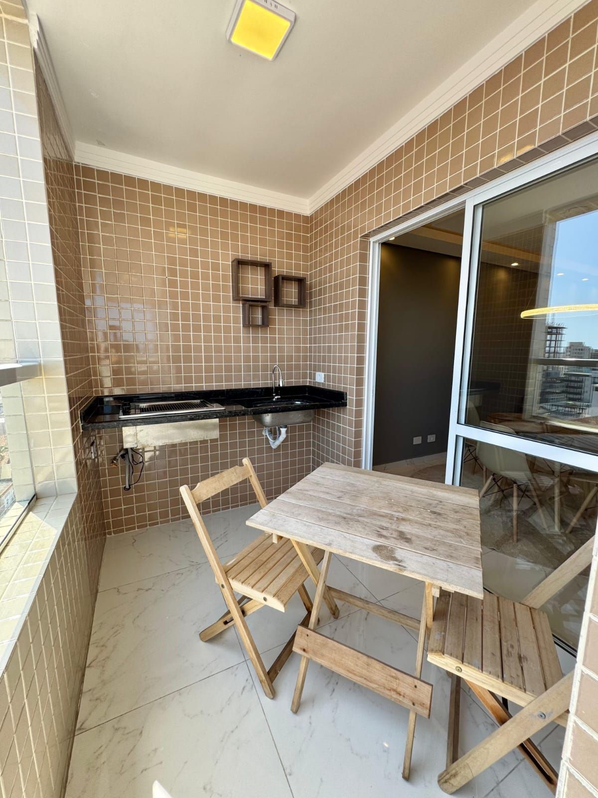 Apartamento Mobiliado e Decorado 02 Dormitórios 01 Suíte, 78m2 Área Útil 02 Vaga – Bairro Ocian