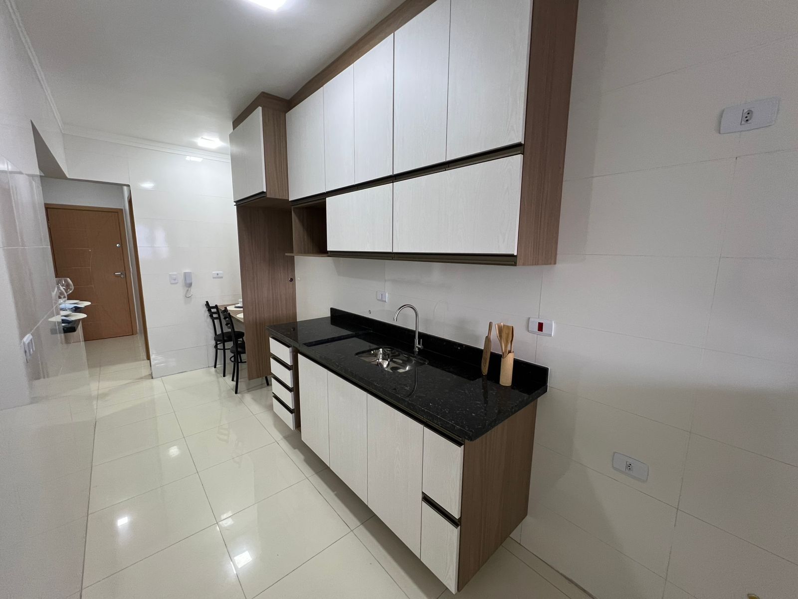 Apartamento 02 Dormitórios, sendo 02 Suítes, 02 Vagas, 84m2 – Aviação