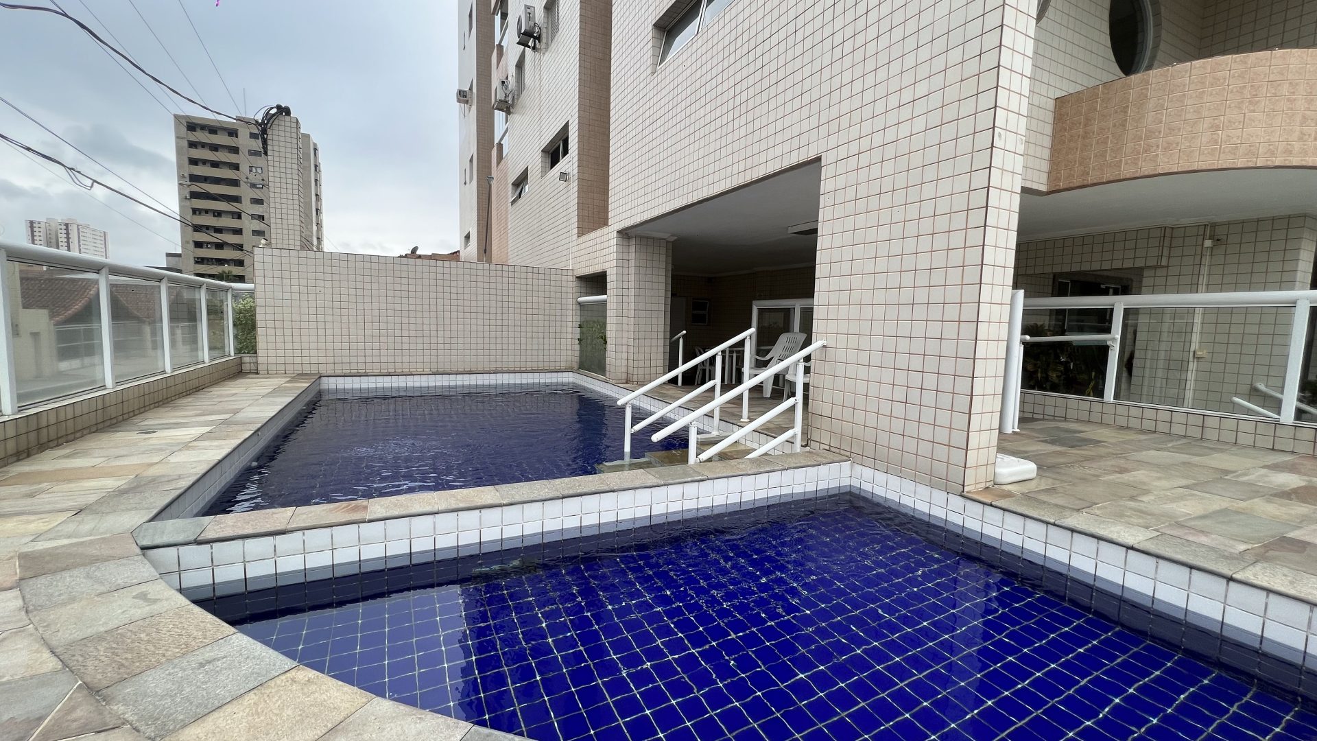 Aparatemnto Mobiliado 02 Dormitorios, 01 Suite, 01 Vaga de Garagem – Vila Tupi