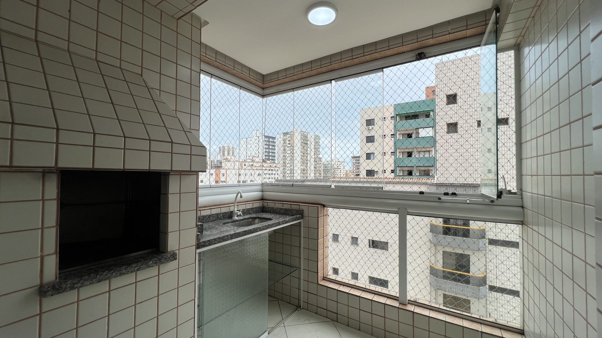 Aparatemnto Mobiliado 02 Dormitorios, 01 Suite, 01 Vaga de Garagem – Vila Tupi