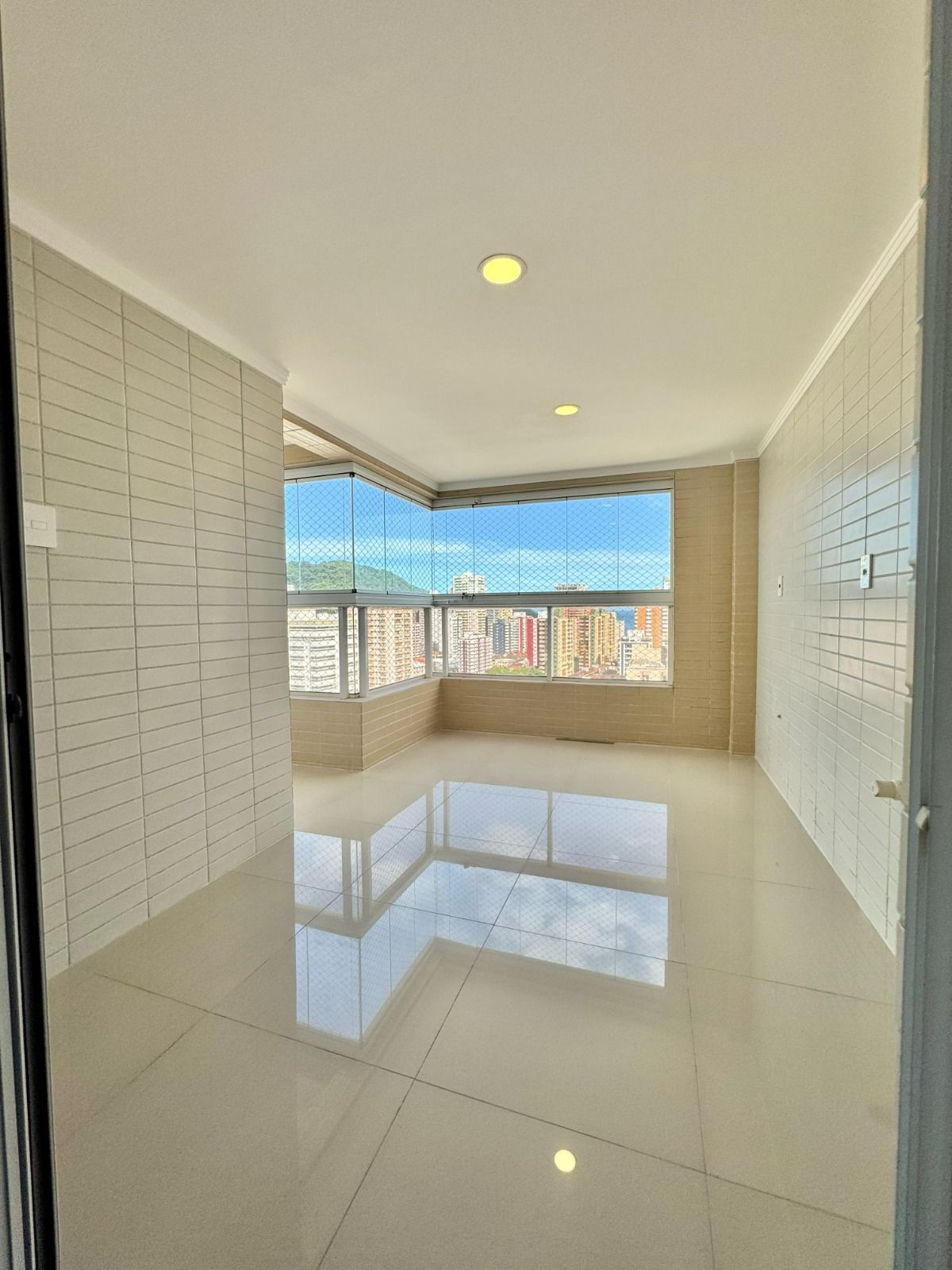 Apartamento 03 Dormitórios, Sendo 03 Suítes, 02 Vagas Demarcadas, 104m2 – Canto do Forte