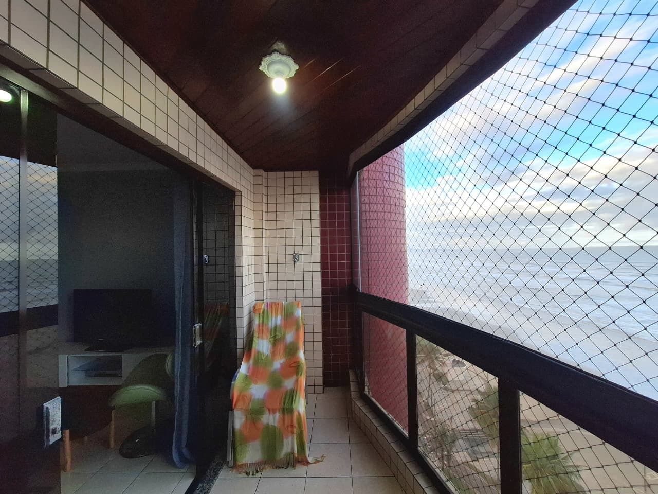 Apartamento Frente Mar 02 Dormitórios 01 Suíte + DEP. Empregada 01 Vaga, 112m2 – Bairro Vila Caiçara