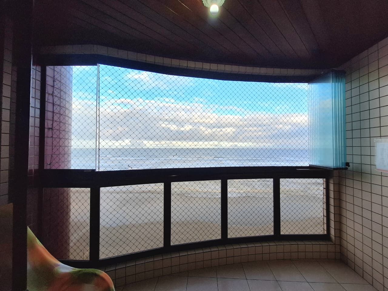 Apartamento Frente Mar 02 Dormitórios 01 Suíte + DEP. Empregada 01 Vaga, 112m2 – Bairro Vila Caiçara