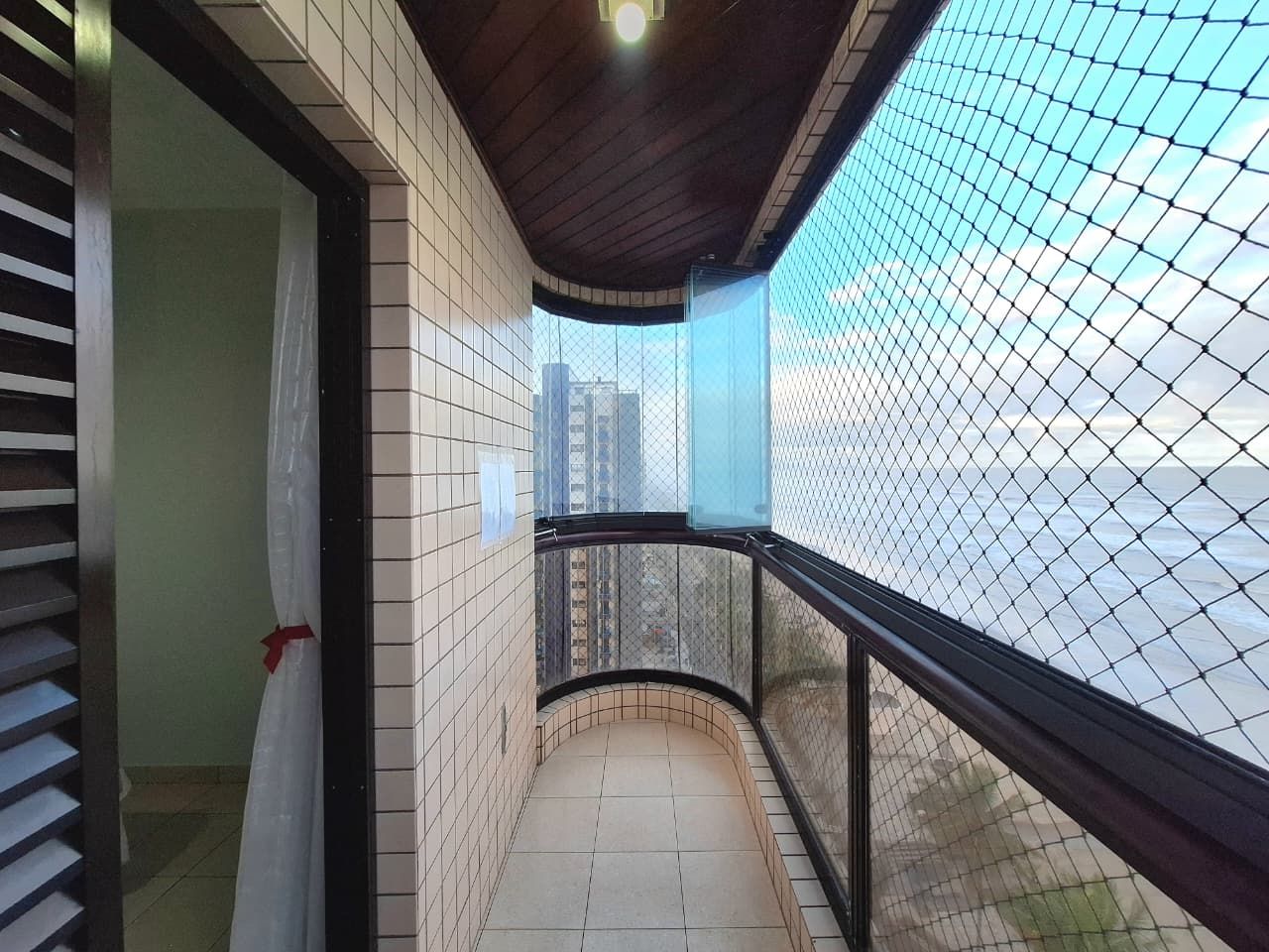 Apartamento Frente Mar 02 Dormitórios 01 Suíte + DEP. Empregada 01 Vaga, 112m2 – Bairro Vila Caiçara