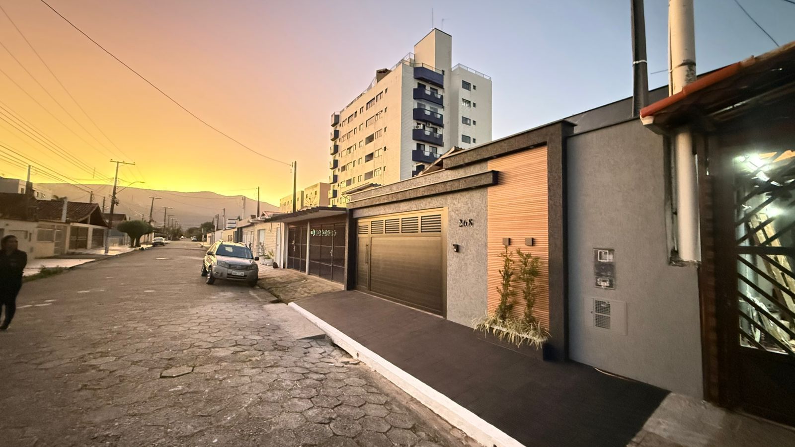 Casa Alto Padrão 03 Dormitórios 02 Suítes 02 Vagas de Garagem, 80m2 – Vila Caiçara