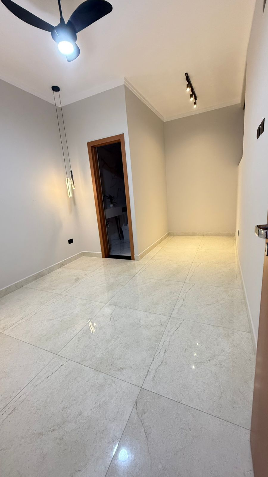 Casa Alto Padrão 03 Dormitórios 02 Suítes 02 Vagas de Garagem, 80m2 – Vila Caiçara