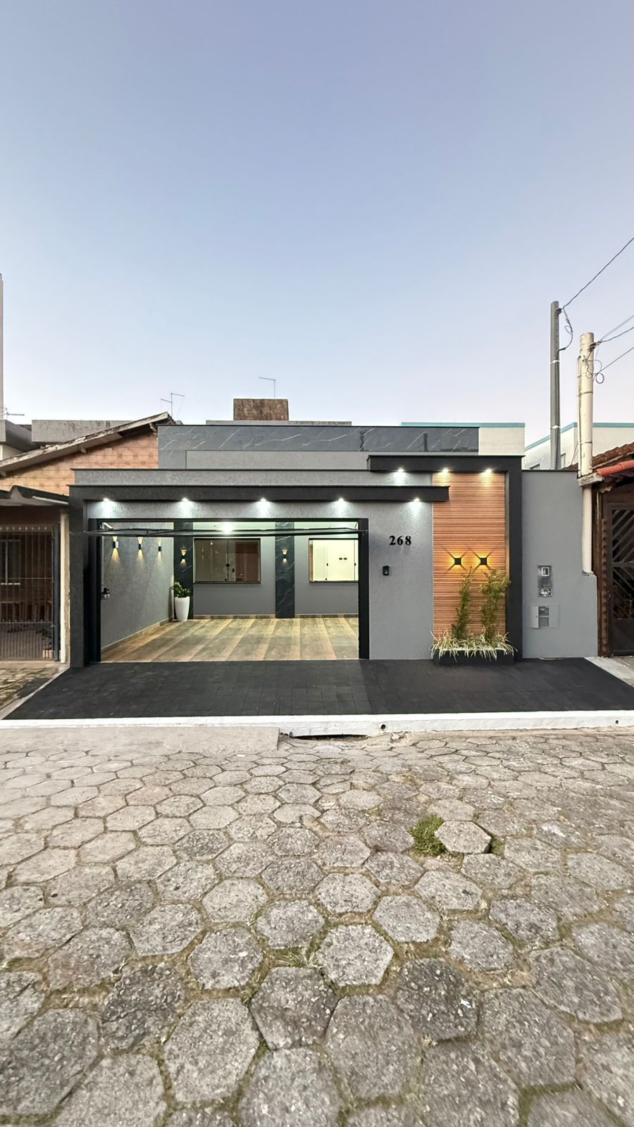 Casa Alto Padrão 03 Dormitórios 02 Suítes 02 Vagas de Garagem, 80m2 – Vila Caiçara