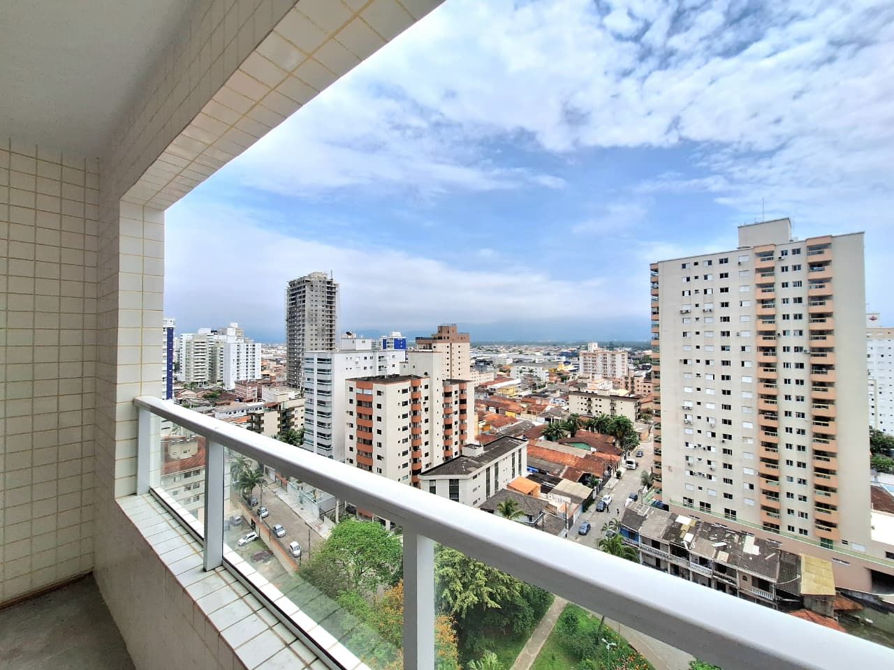 Apartamento Amplo 01 Dormitório, 50m2 Área Útil, 01 Vaga de Garagem – Bairro Aviação