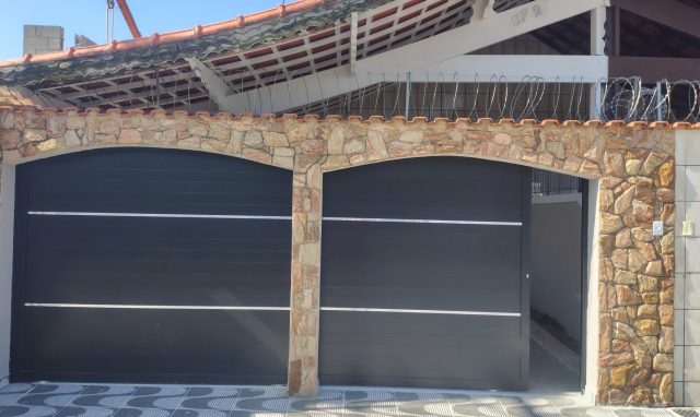 Casa com Piscina 02 Dormitorios 01 Suite, 02 Vagas de garagem, 107m2 – Vila Caiçara