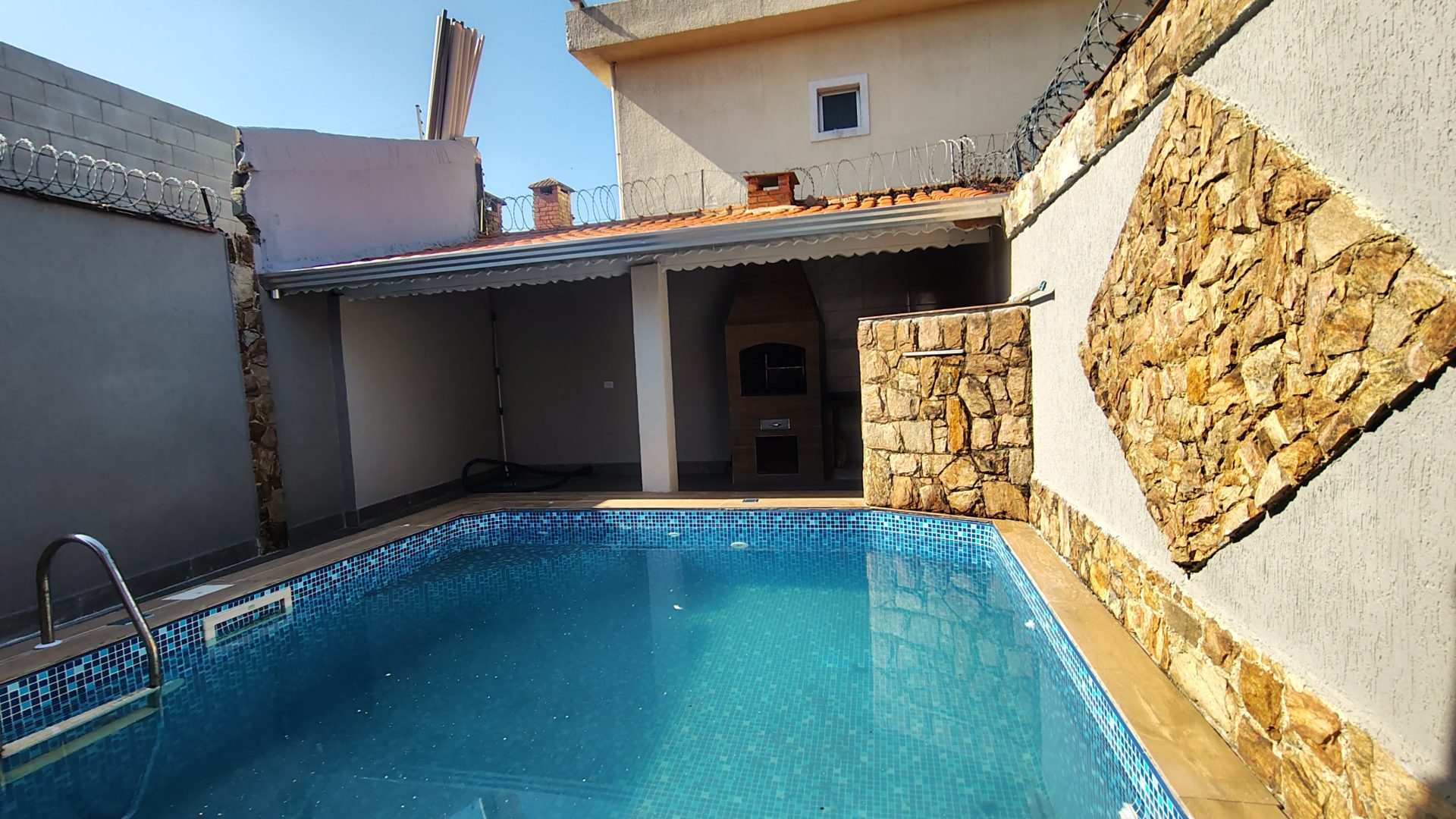 Casa com Piscina 02 Dormitorios 01 Suite, 02 Vagas de garagem, 107m2 – Vila Caiçara