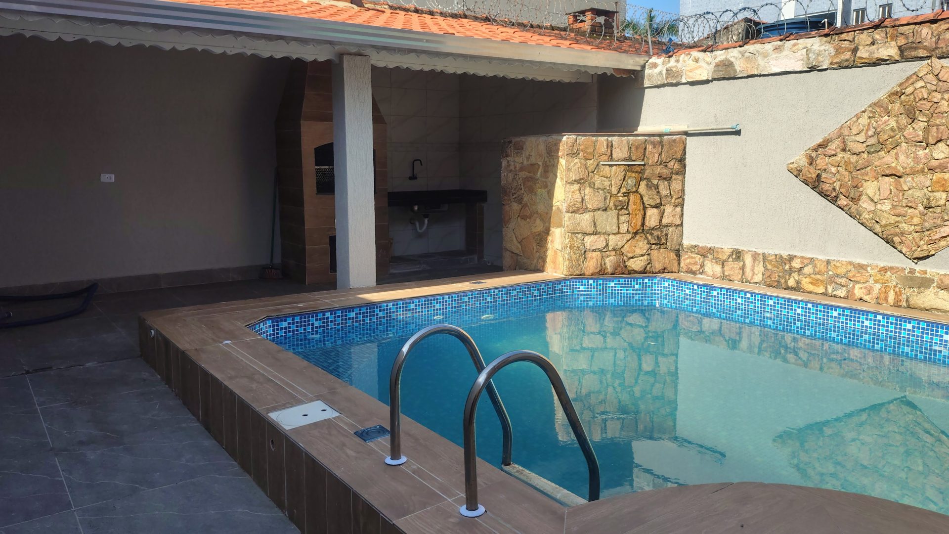 Casa com Piscina 02 Dormitorios 01 Suite, 02 Vagas de garagem, 107m2 – Vila Caiçara