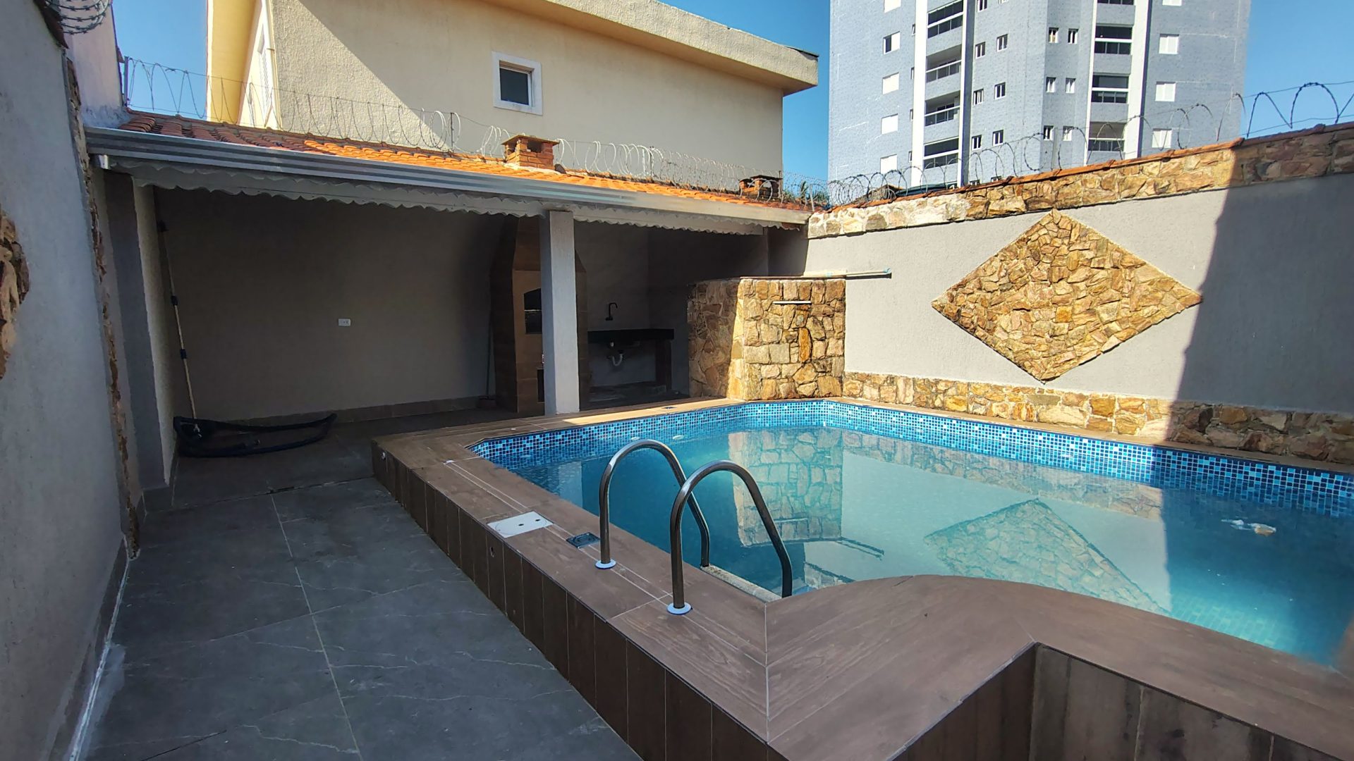 Casa com Piscina 02 Dormitorios 01 Suite, 02 Vagas de garagem, 107m2 – Vila Caiçara
