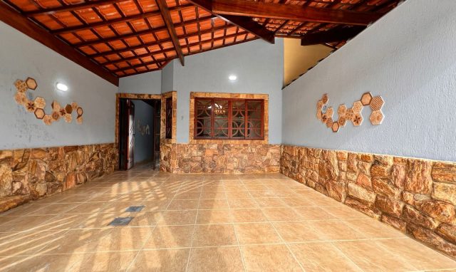 Casa 02 Dormitórios 01 Suíte 02 Vagas de Garagem, 103m2 Área Útil – Jardim Real