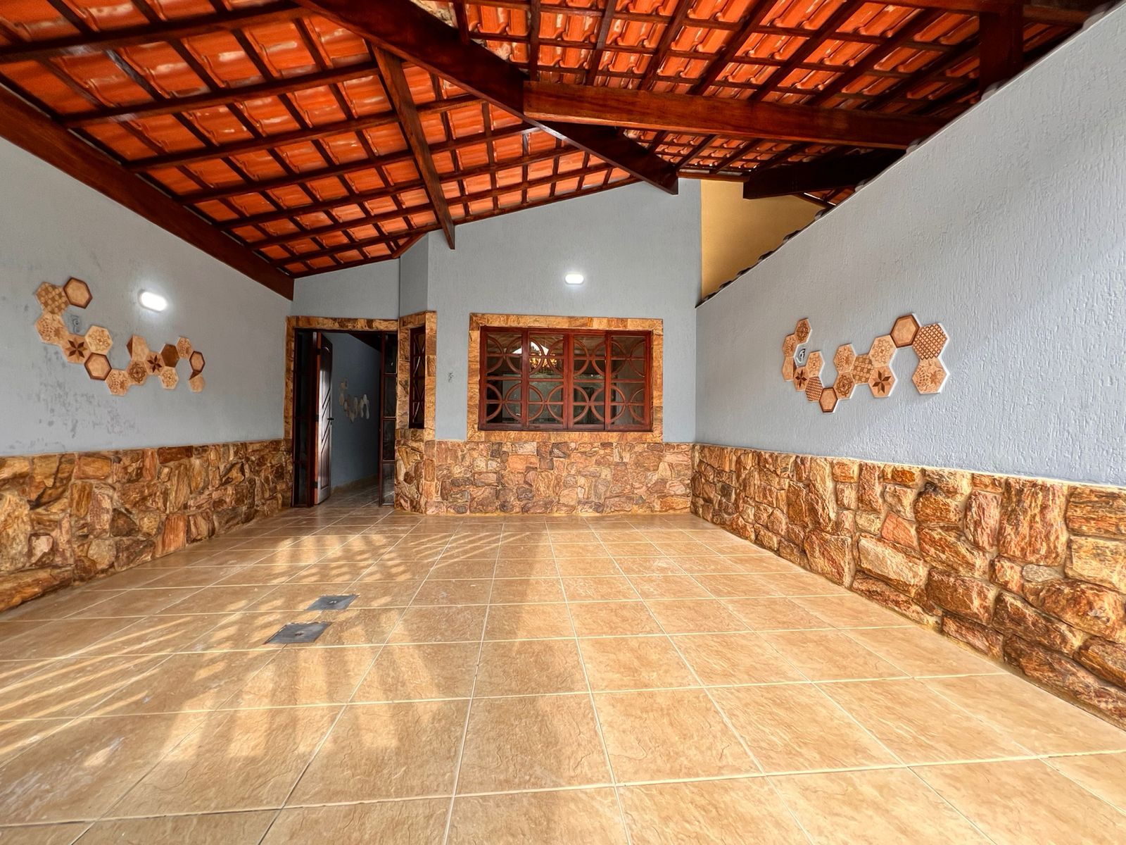 Casa 02 Dormitórios 01 Suíte 02 Vagas de Garagem, 103m2 Área Útil – Jardim Real