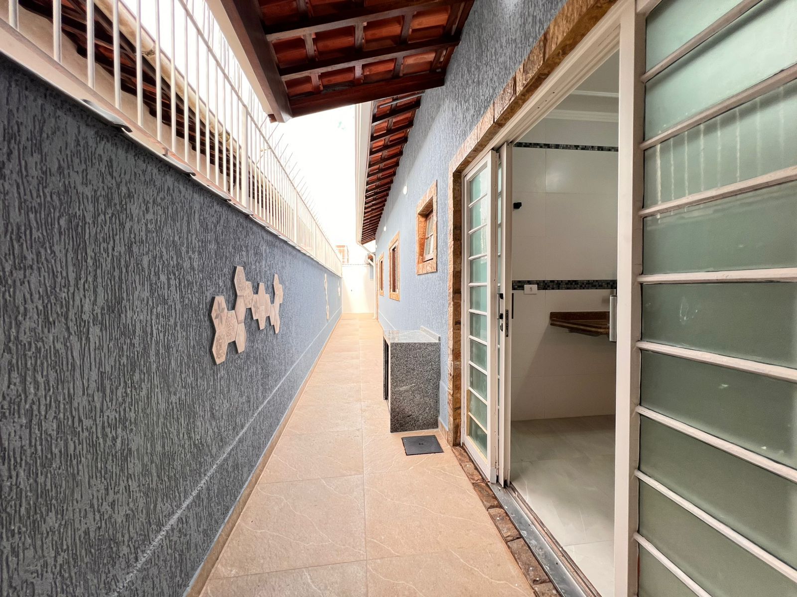 Casa 02 Dormitórios 01 Suíte 02 Vagas de Garagem, 103m2 Área Útil – Jardim Real