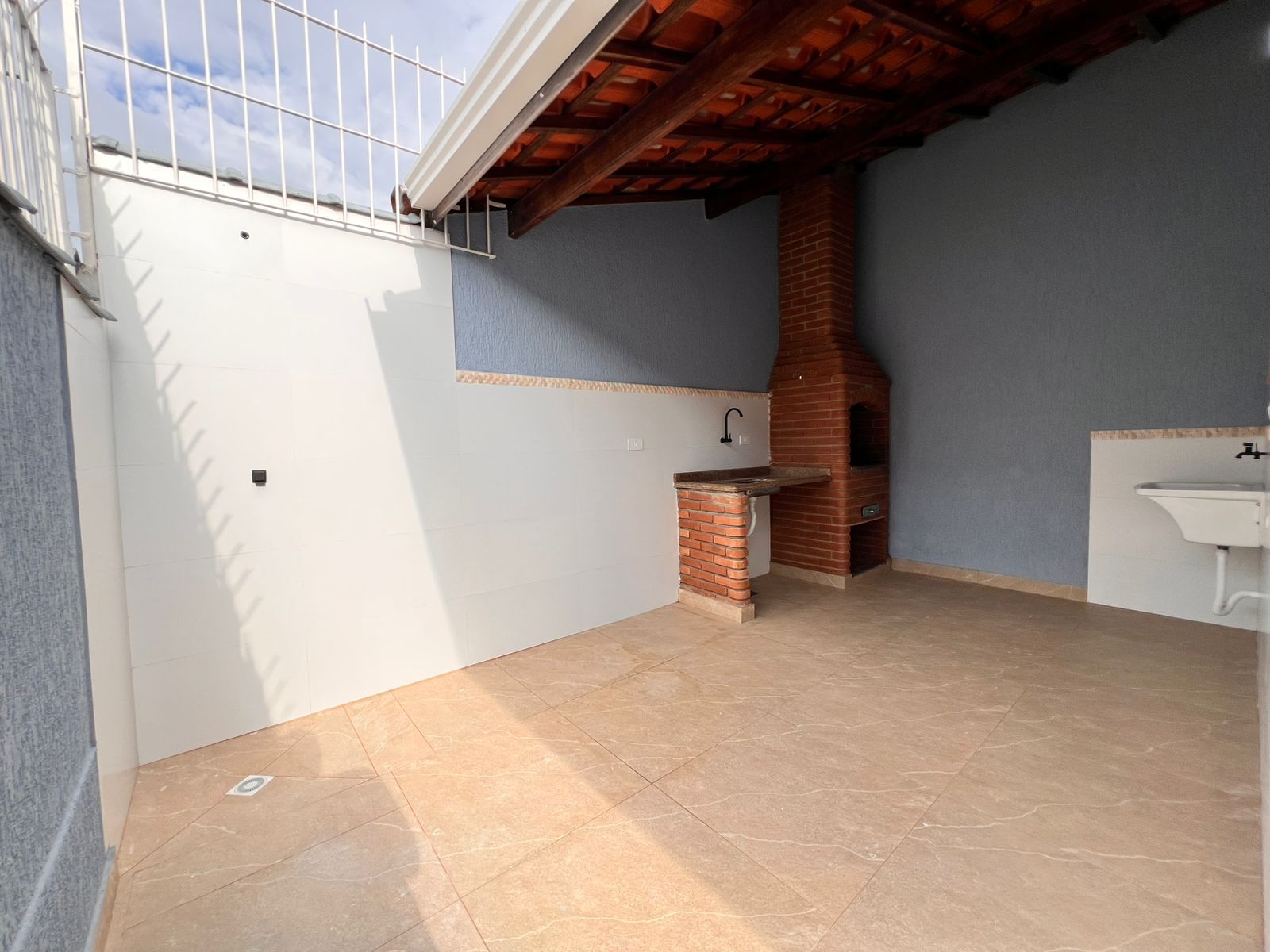 Casa 02 Dormitórios 01 Suíte 02 Vagas de Garagem, 103m2 Área Útil – Jardim Real