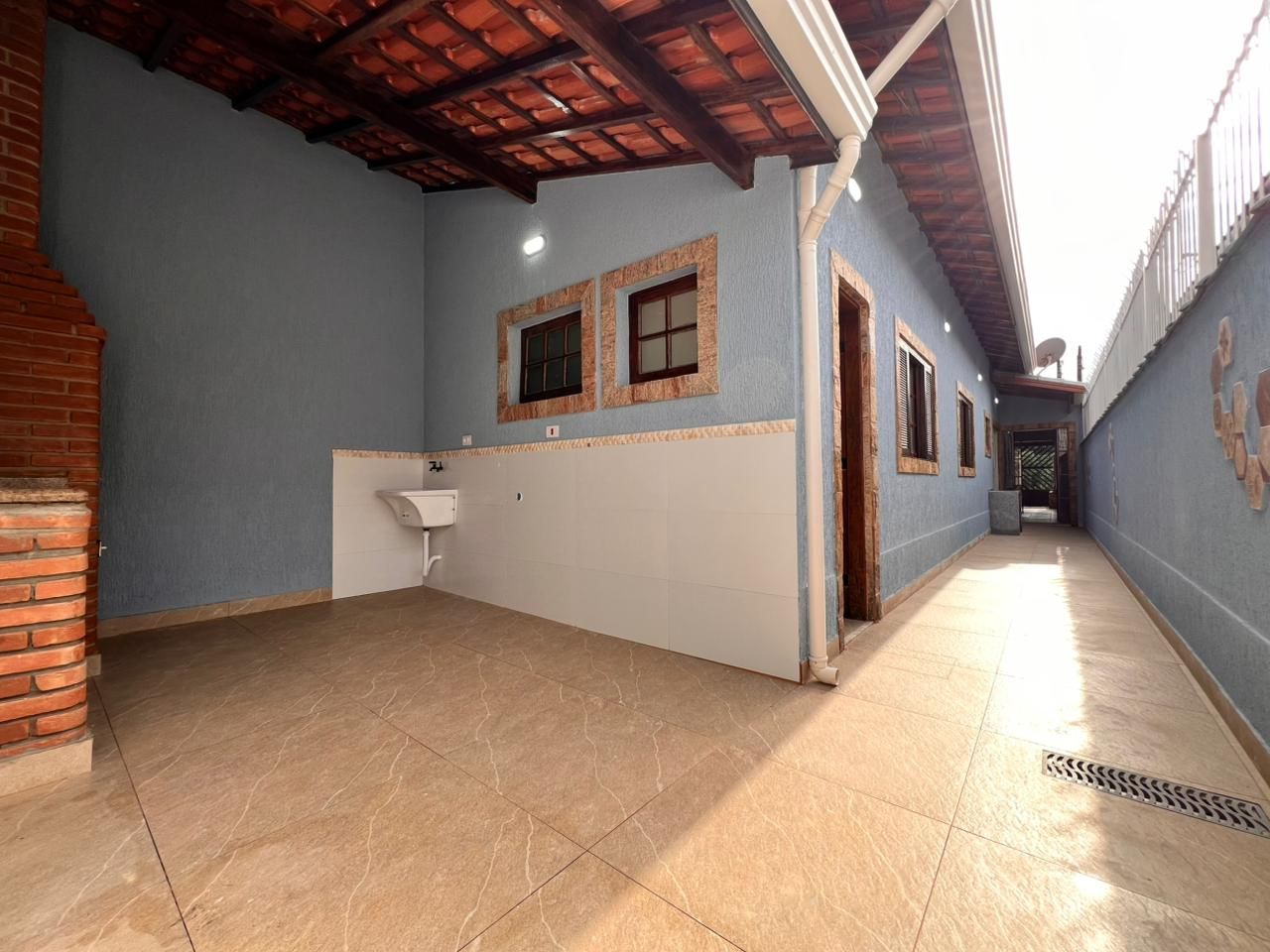 Casa 02 Dormitórios 01 Suíte 02 Vagas de Garagem, 103m2 Área Útil – Jardim Real