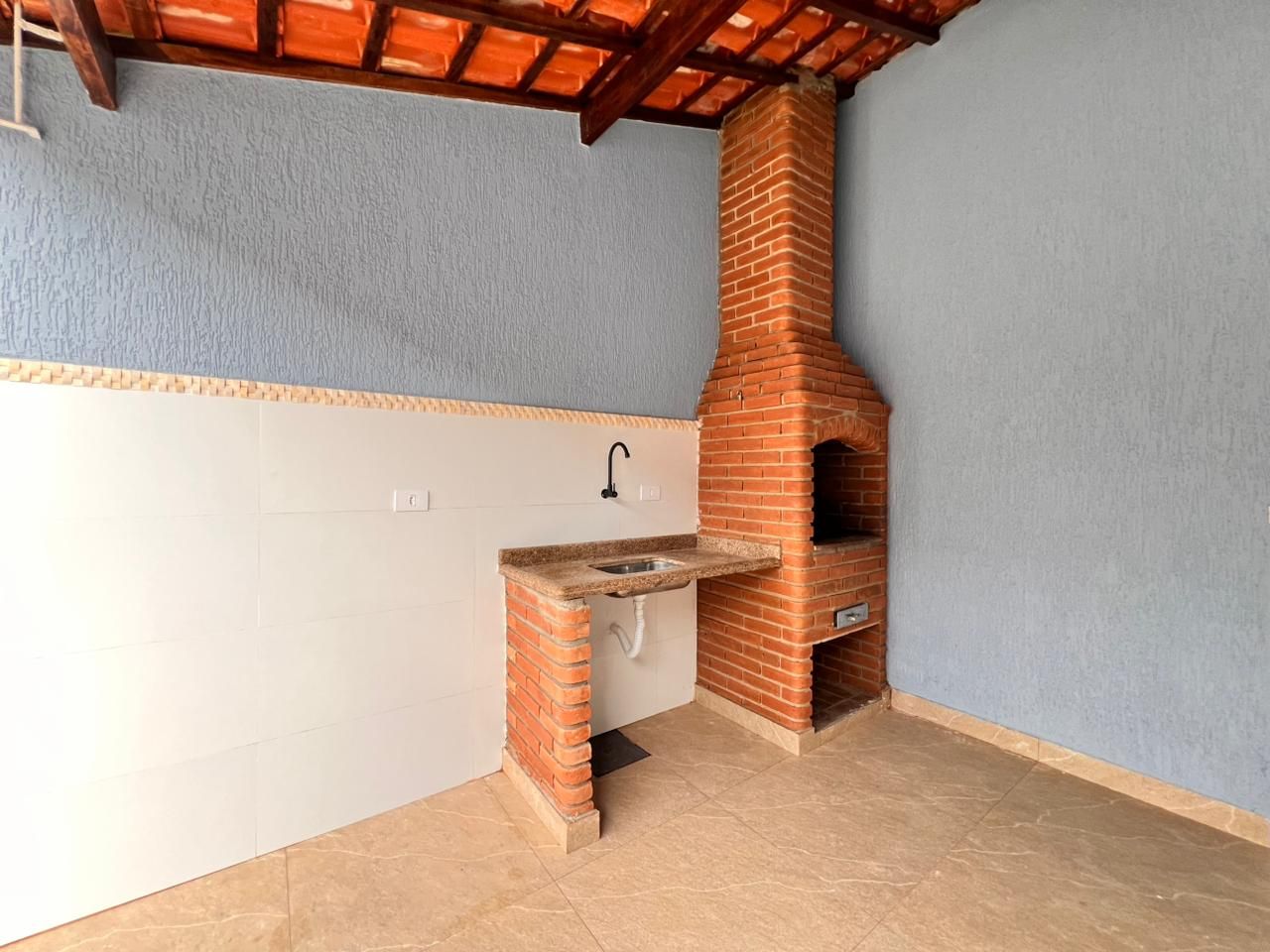 Casa 02 Dormitórios 01 Suíte 02 Vagas de Garagem, 103m2 Área Útil – Jardim Real