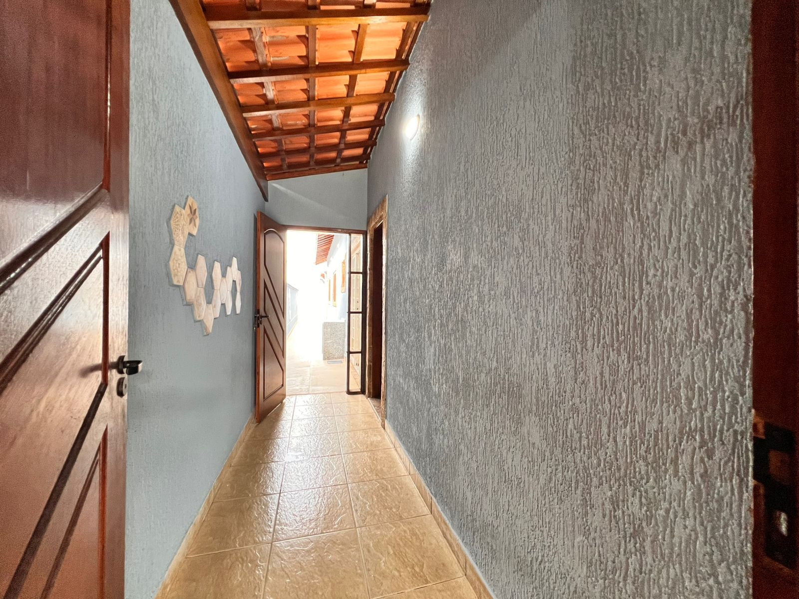 Casa 02 Dormitórios 01 Suíte 02 Vagas de Garagem, 103m2 Área Útil – Jardim Real