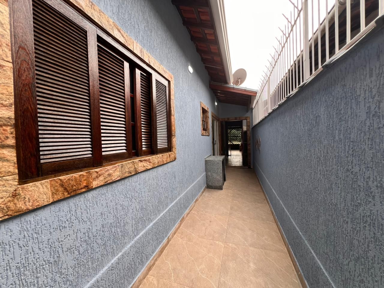 Casa 02 Dormitórios 01 Suíte 02 Vagas de Garagem, 103m2 Área Útil – Jardim Real