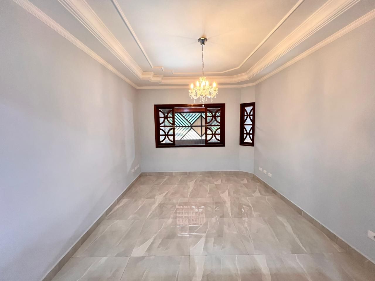 Casa 02 Dormitórios 01 Suíte 02 Vagas de Garagem, 103m2 Área Útil – Jardim Real