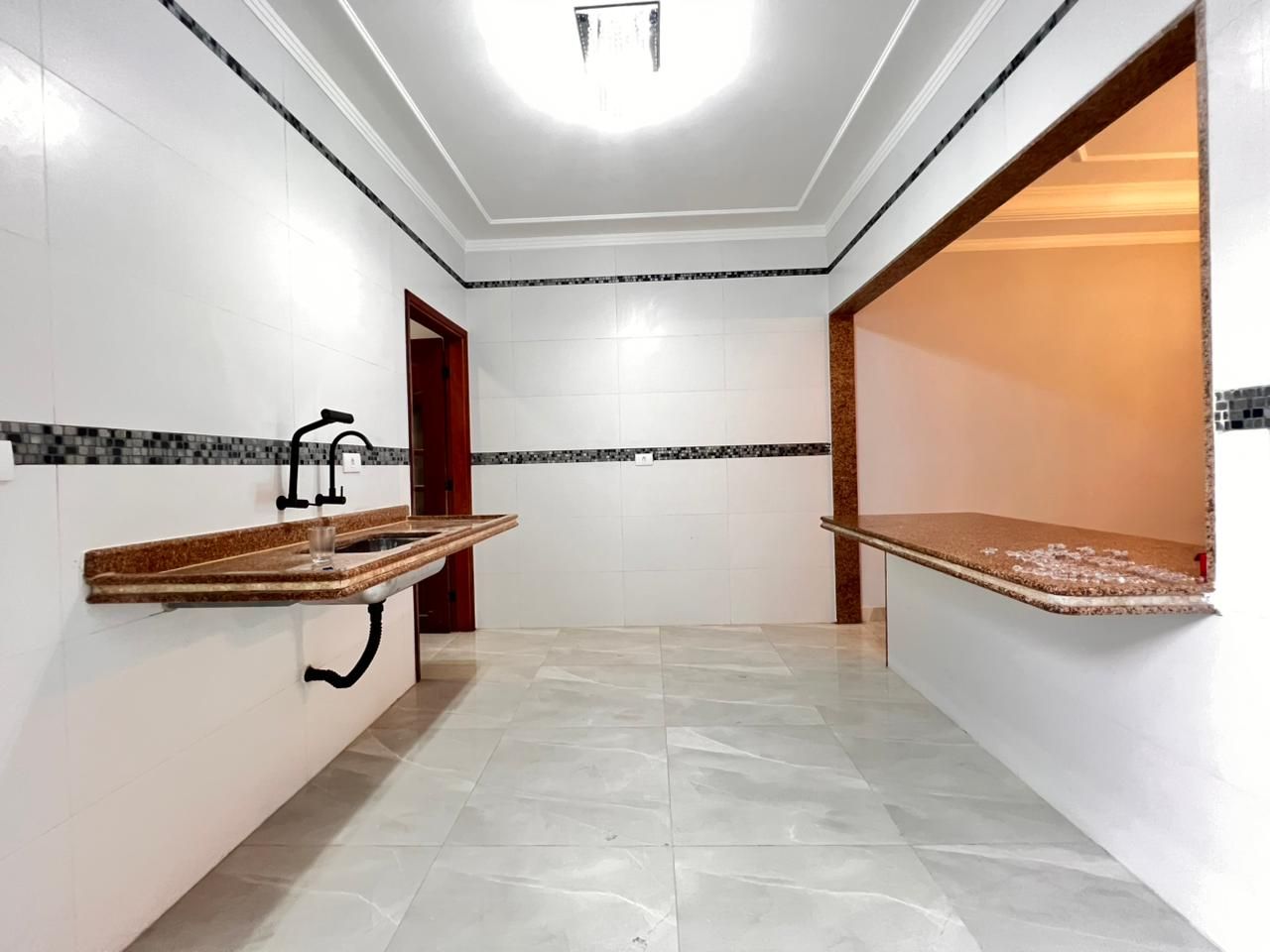 Casa 02 Dormitórios 01 Suíte 02 Vagas de Garagem, 103m2 Área Útil – Jardim Real