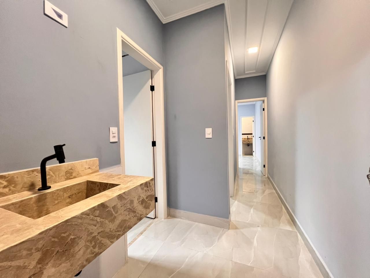 Casa 02 Dormitórios 01 Suíte 02 Vagas de Garagem, 103m2 Área Útil – Jardim Real