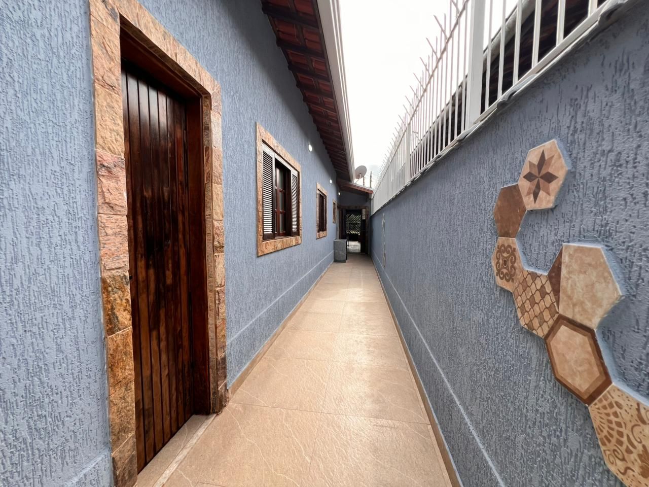 Casa 02 Dormitórios 01 Suíte 02 Vagas de Garagem, 103m2 Área Útil – Jardim Real