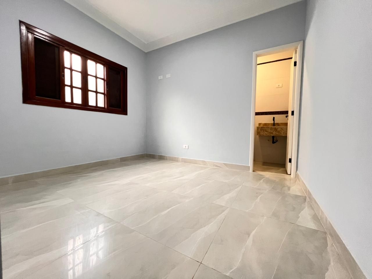 Casa 02 Dormitórios 01 Suíte 02 Vagas de Garagem, 103m2 Área Útil – Jardim Real