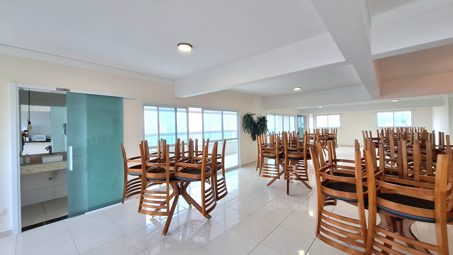 Apartamento 2 Dormitórios (1 Suíte) à Venda na Guilhermina – 2 Vagas – 350m da Praia – Praia Grande