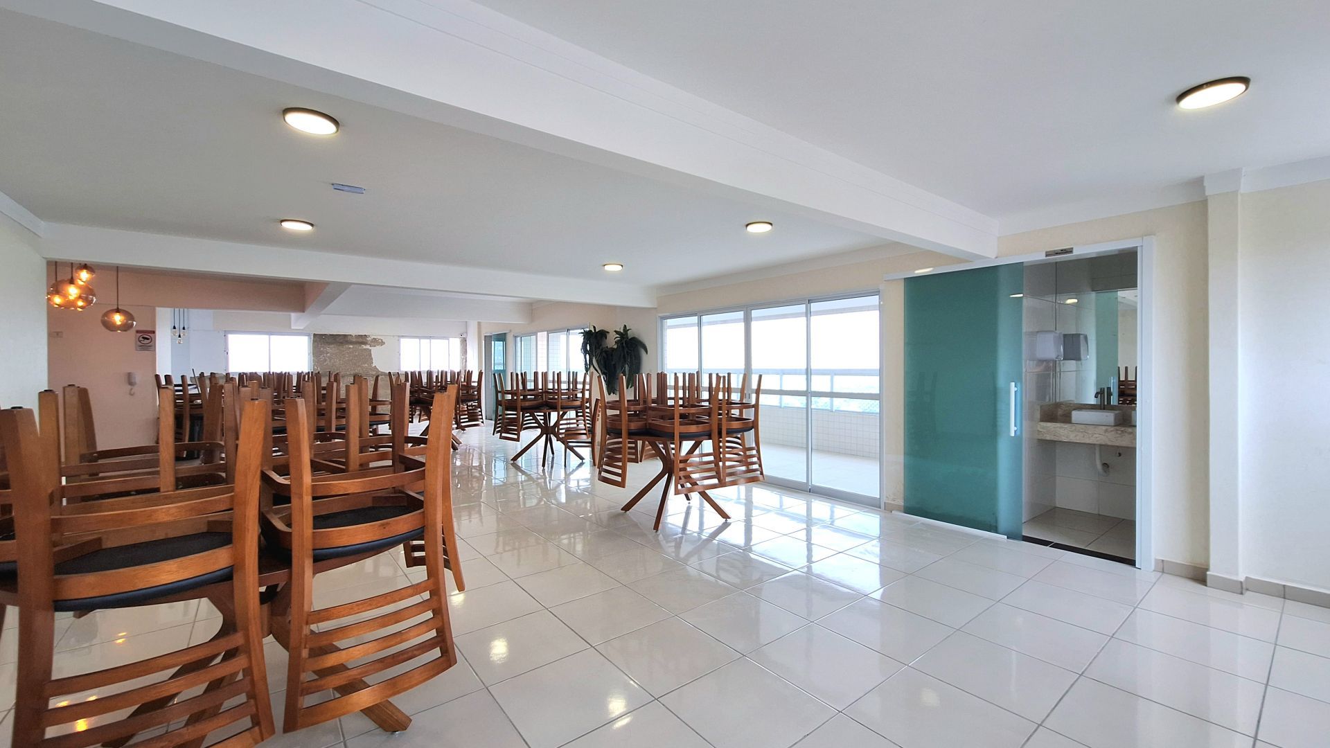 Apartamento 2 Dormitórios (1 Suíte) à Venda na Guilhermina – 2 Vagas – 350m da Praia – Praia Grande