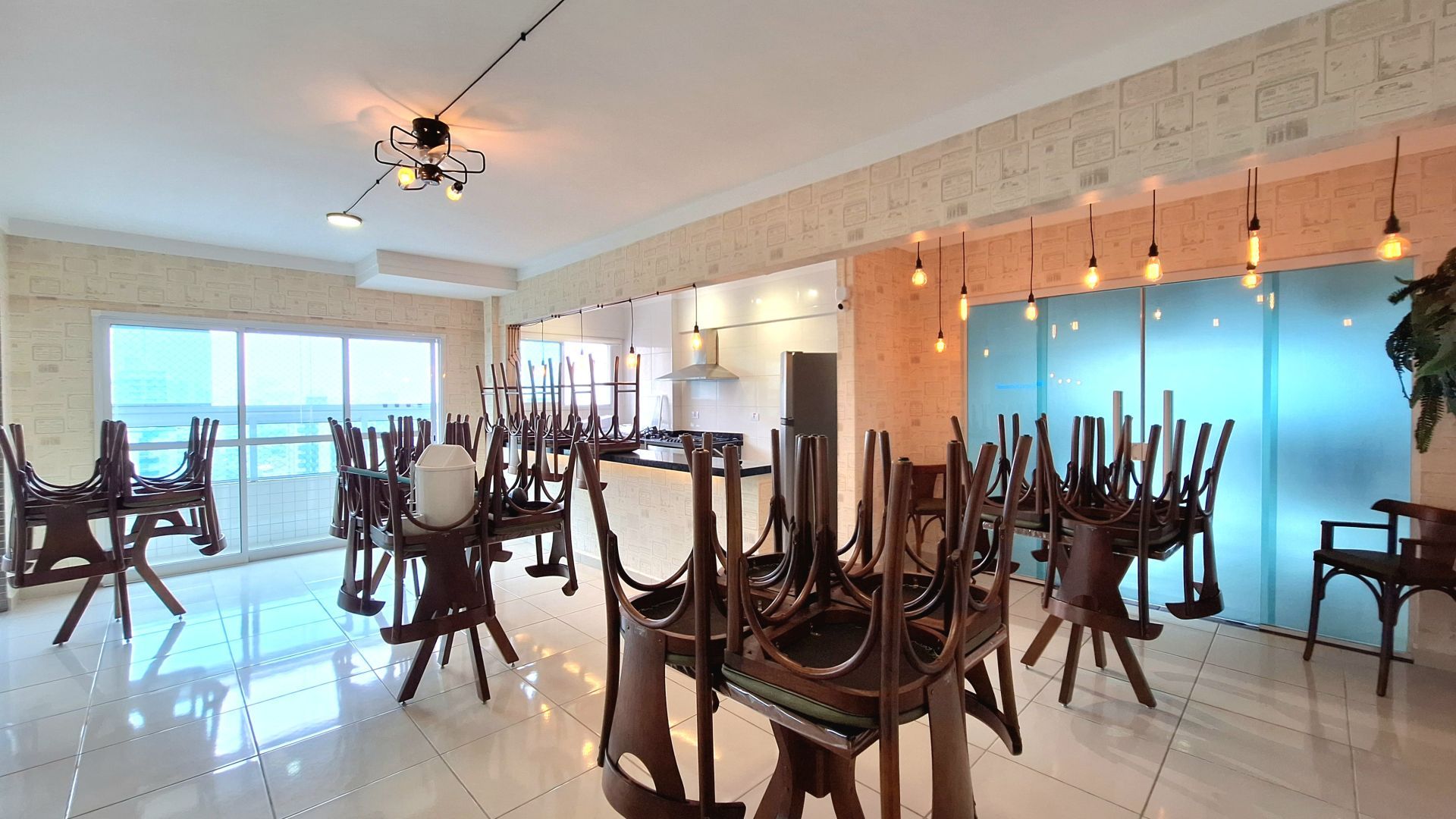 Apartamento 2 Dormitórios (1 Suíte) à Venda na Guilhermina – 2 Vagas – 350m da Praia – Praia Grande