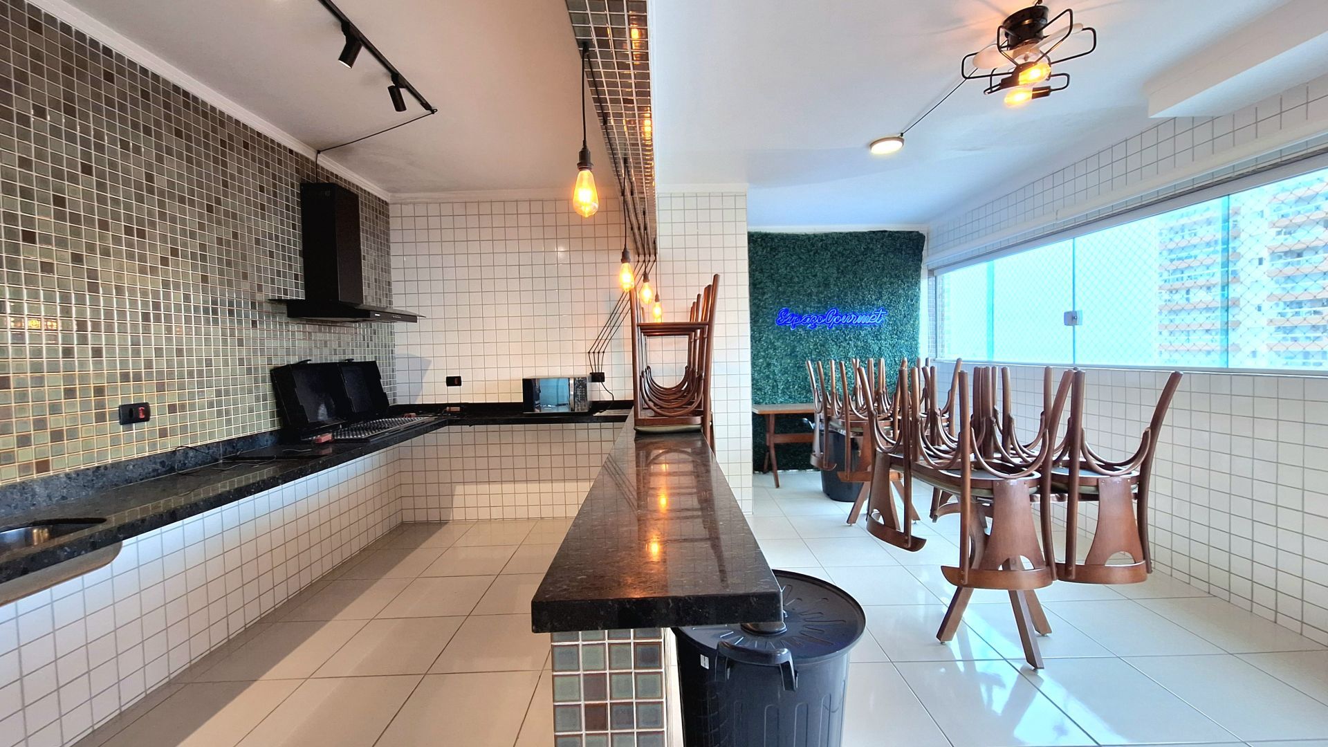 Apartamento 2 Dormitórios (1 Suíte) à Venda na Guilhermina – 2 Vagas – 350m da Praia – Praia Grande