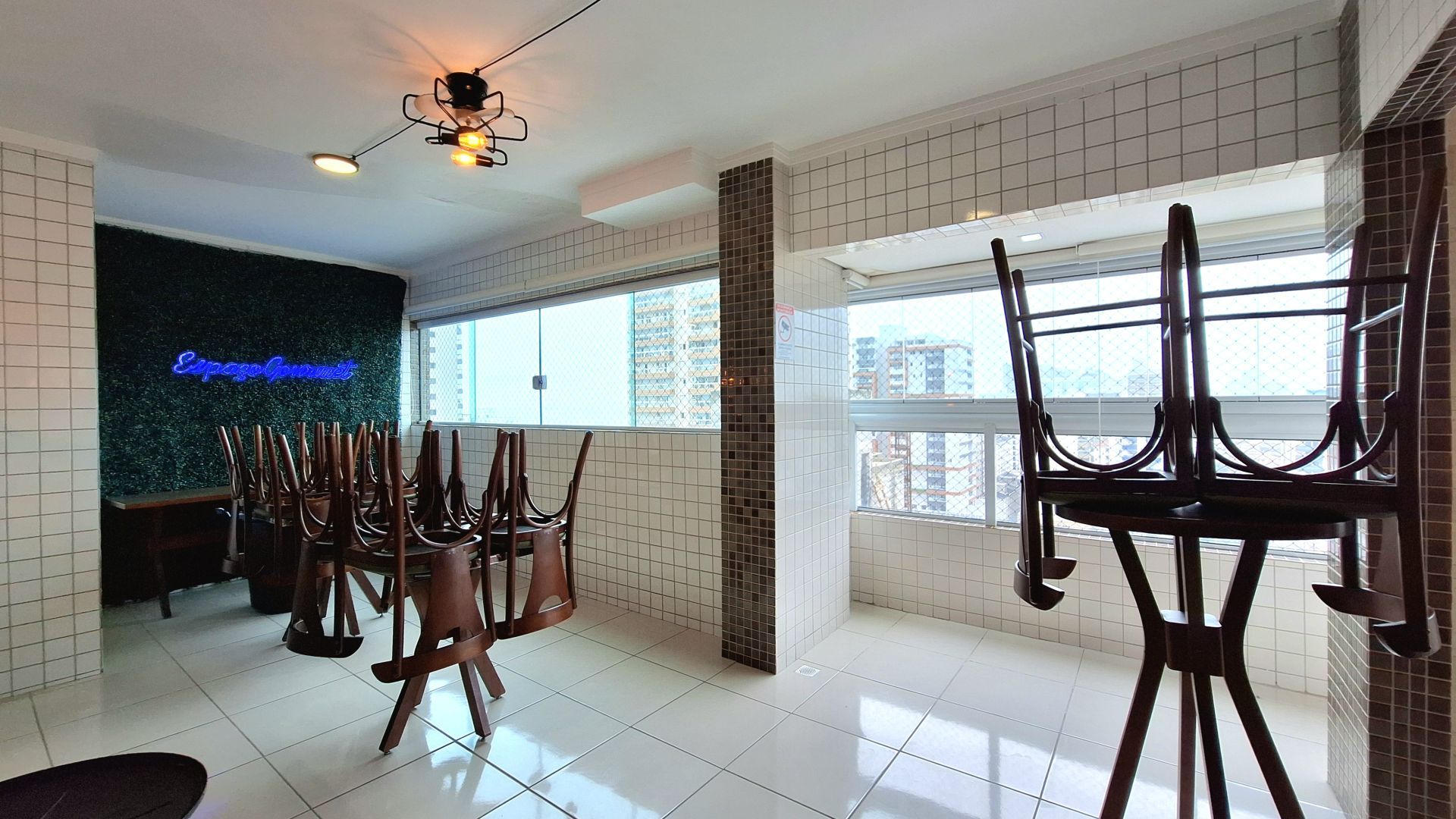 Apartamento 2 Dormitórios (1 Suíte) à Venda na Guilhermina – 2 Vagas – 350m da Praia – Praia Grande