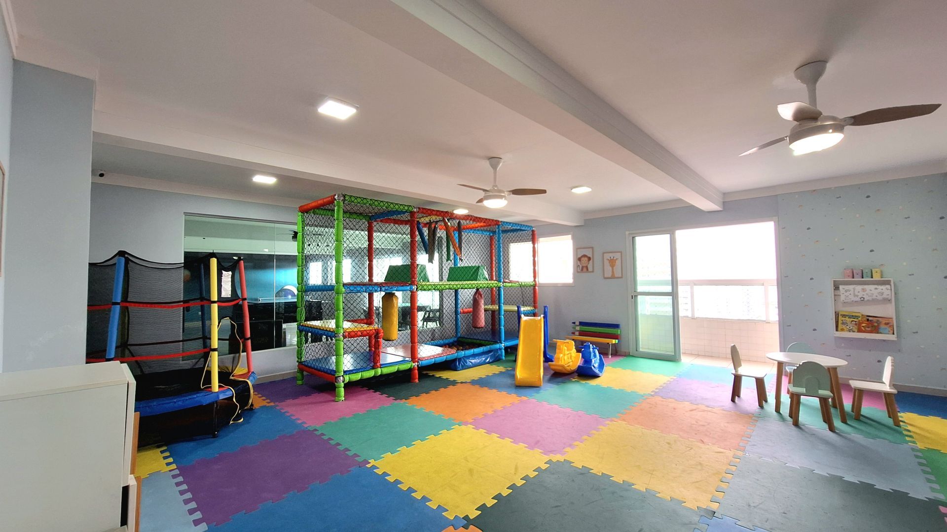 Apartamento 2 Dormitórios (1 Suíte) à Venda na Guilhermina – 2 Vagas – 350m da Praia – Praia Grande