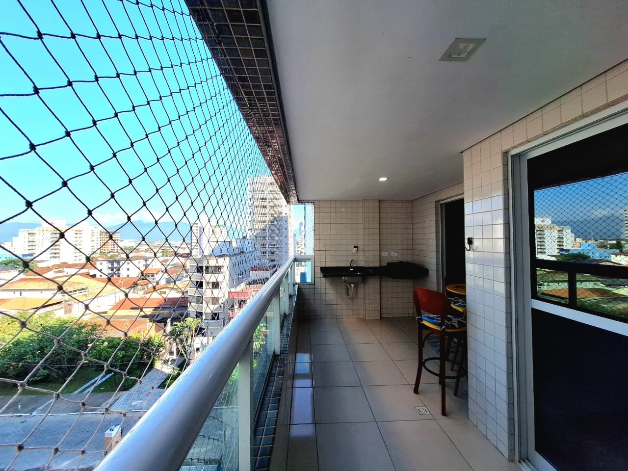 Apartamento 2 Dormitórios (1 Suíte) à Venda na Guilhermina – 2 Vagas – 350m da Praia – Praia Grande