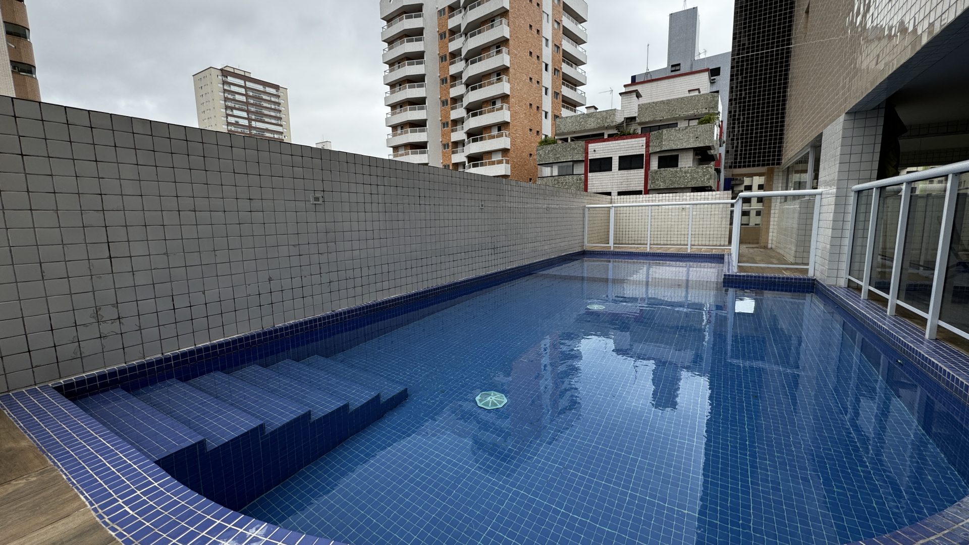APARTAMENTO A 200M DA PRAIA COM 2 SUÍTES, 2 VAGAS E LAZER COMPLETO – ACEITA PERMUTA E VEÍCULO