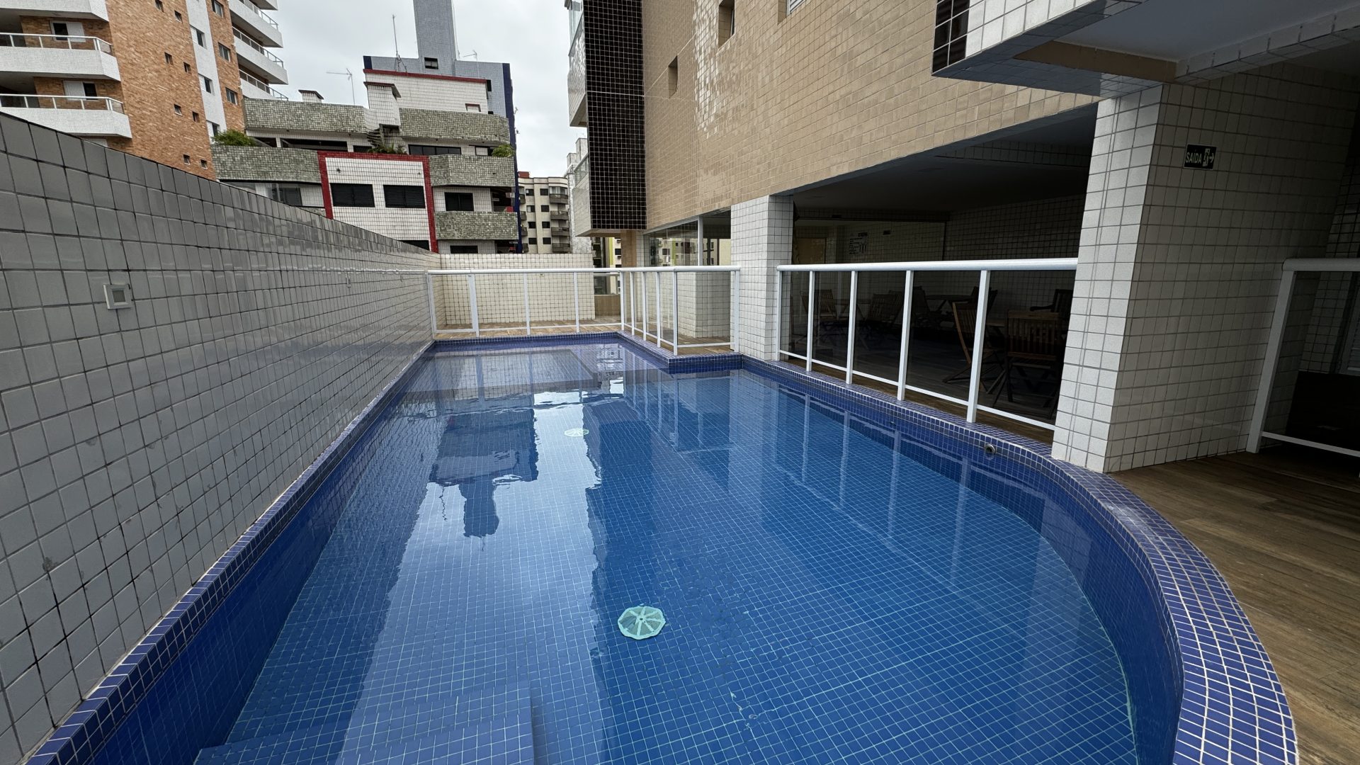 APARTAMENTO A 200M DA PRAIA COM 2 SUÍTES, 2 VAGAS E LAZER COMPLETO – ACEITA PERMUTA E VEÍCULO