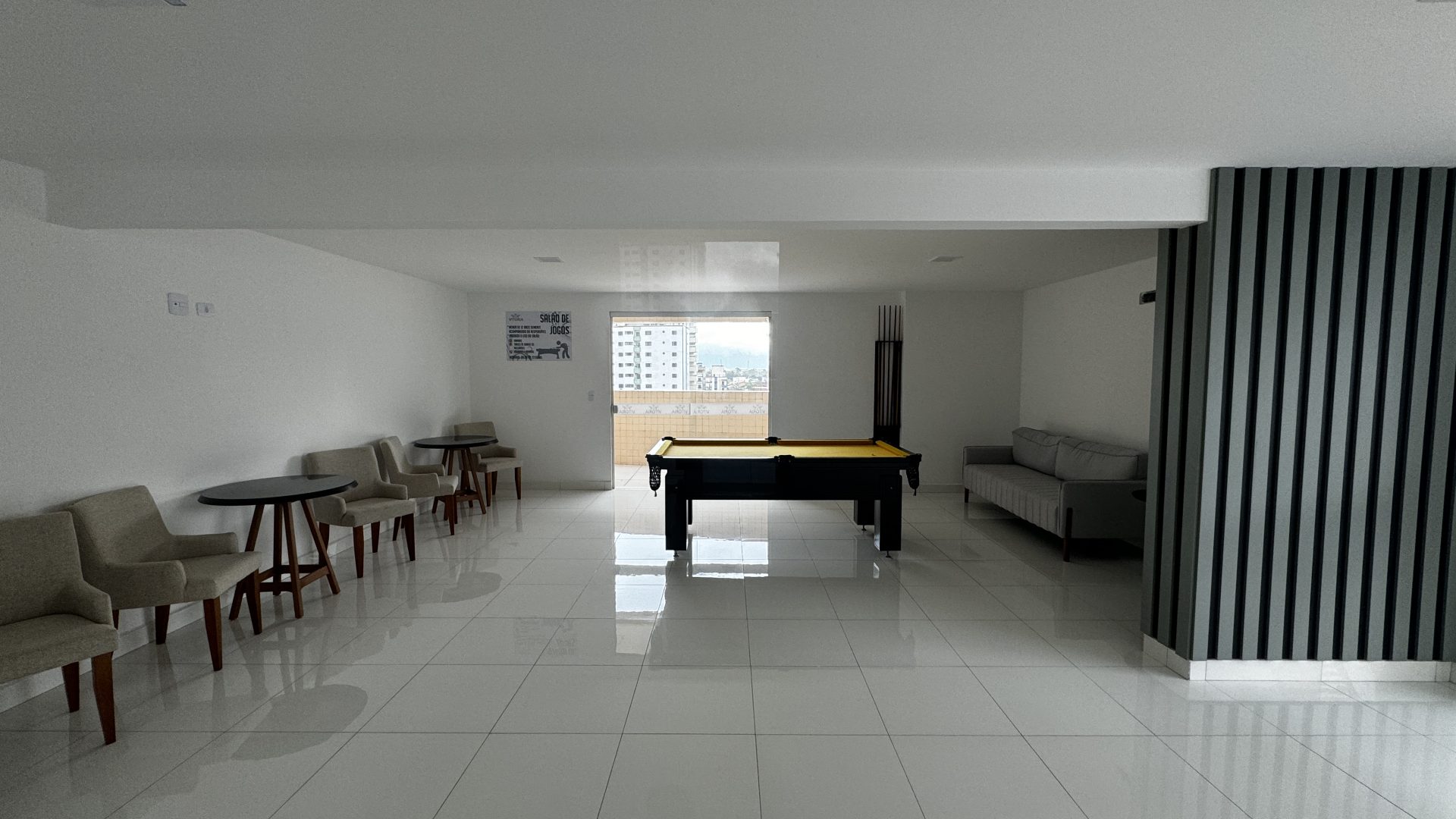 APARTAMENTO A 200M DA PRAIA COM 2 SUÍTES, 2 VAGAS E LAZER COMPLETO – ACEITA PERMUTA E VEÍCULO