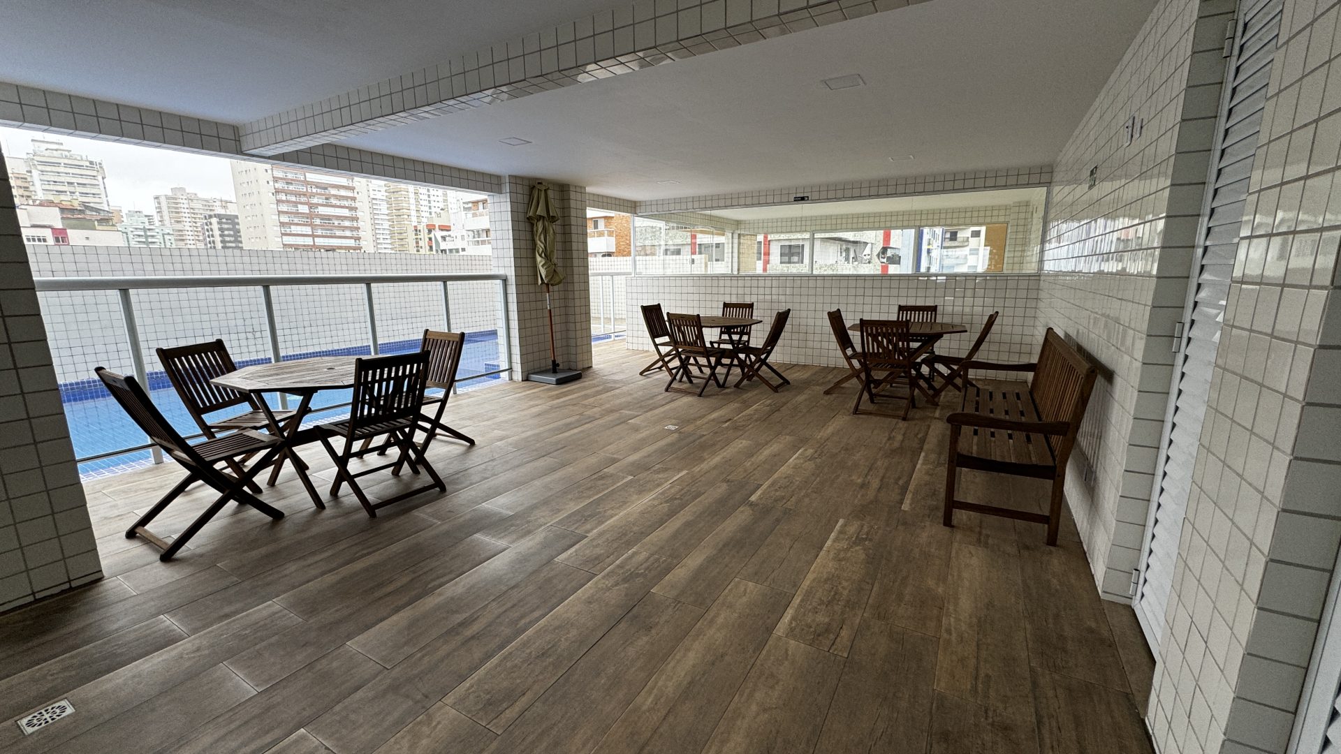 APARTAMENTO A 200M DA PRAIA COM 2 SUÍTES, 2 VAGAS E LAZER COMPLETO – ACEITA PERMUTA E VEÍCULO