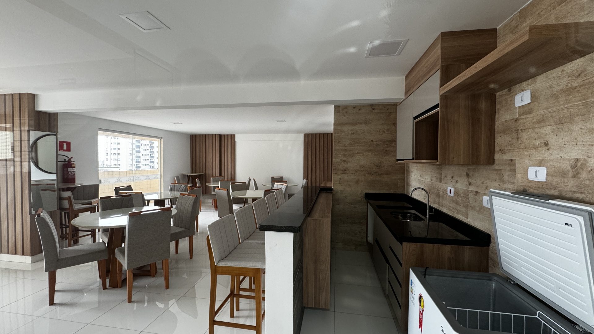 APARTAMENTO A 200M DA PRAIA COM 2 SUÍTES, 2 VAGAS E LAZER COMPLETO – ACEITA PERMUTA E VEÍCULO