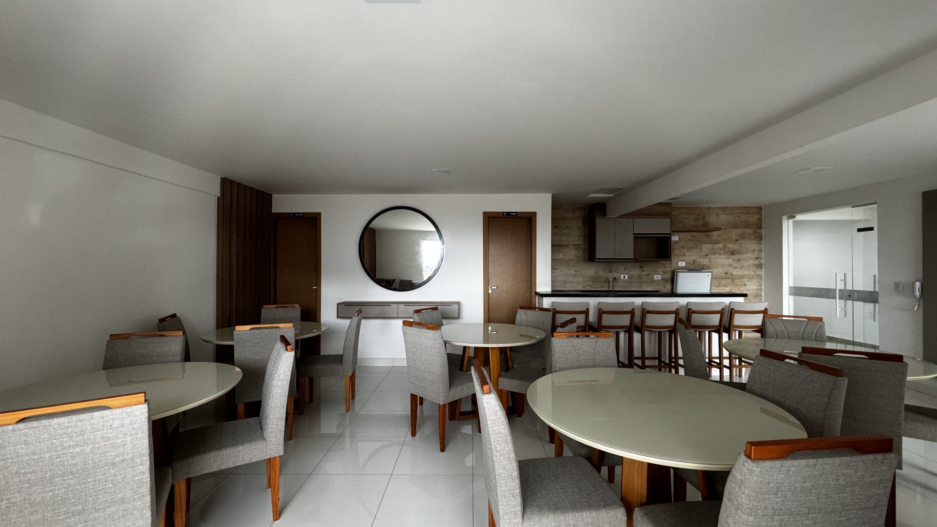 APARTAMENTO A 200M DA PRAIA COM 2 SUÍTES, 2 VAGAS E LAZER COMPLETO – ACEITA PERMUTA E VEÍCULO