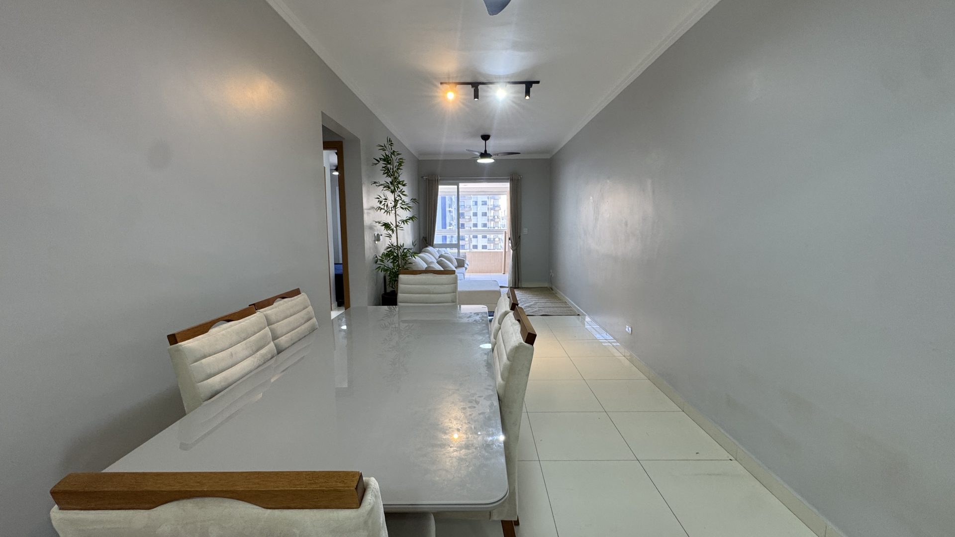 APARTAMENTO A 200M DA PRAIA COM 2 SUÍTES, 2 VAGAS E LAZER COMPLETO – ACEITA PERMUTA E VEÍCULO